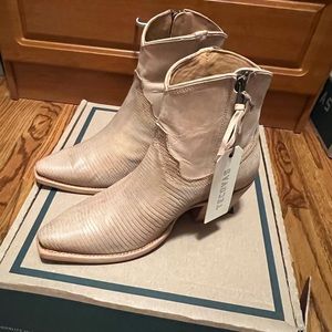 Tecovas The Daisy Boot in Sand Relic Lizard. Women’s size 8 NIB
